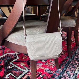 Aspinal of London Ella Crossbody Bag - Latte Lizard - New ~
𝑯𝒂𝒓𝒅 𝒕𝒐 𝒇𝒊𝒏𝒅‼️